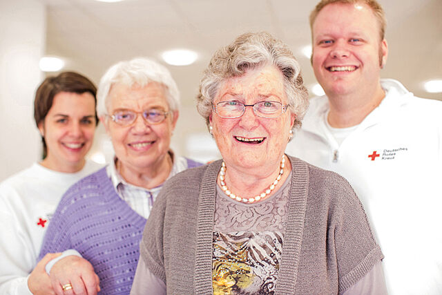 Sozialstation Rotkreuz Symbolfotos, Senioren, Ambulante Pflege, Hausnotruf, Rotkreuz-App MeinDRK, Inklusion und jung und alt